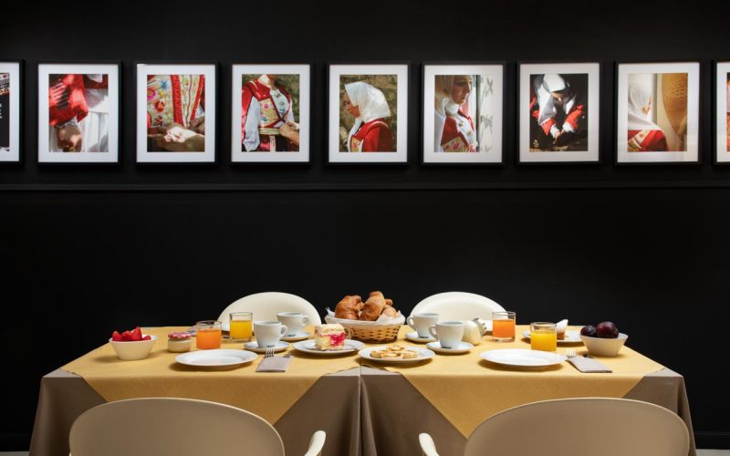 interno dell'hotel con tavoli e sedie3