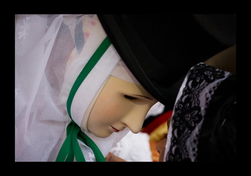 uomo in maschera durante la festa della sartiglia6