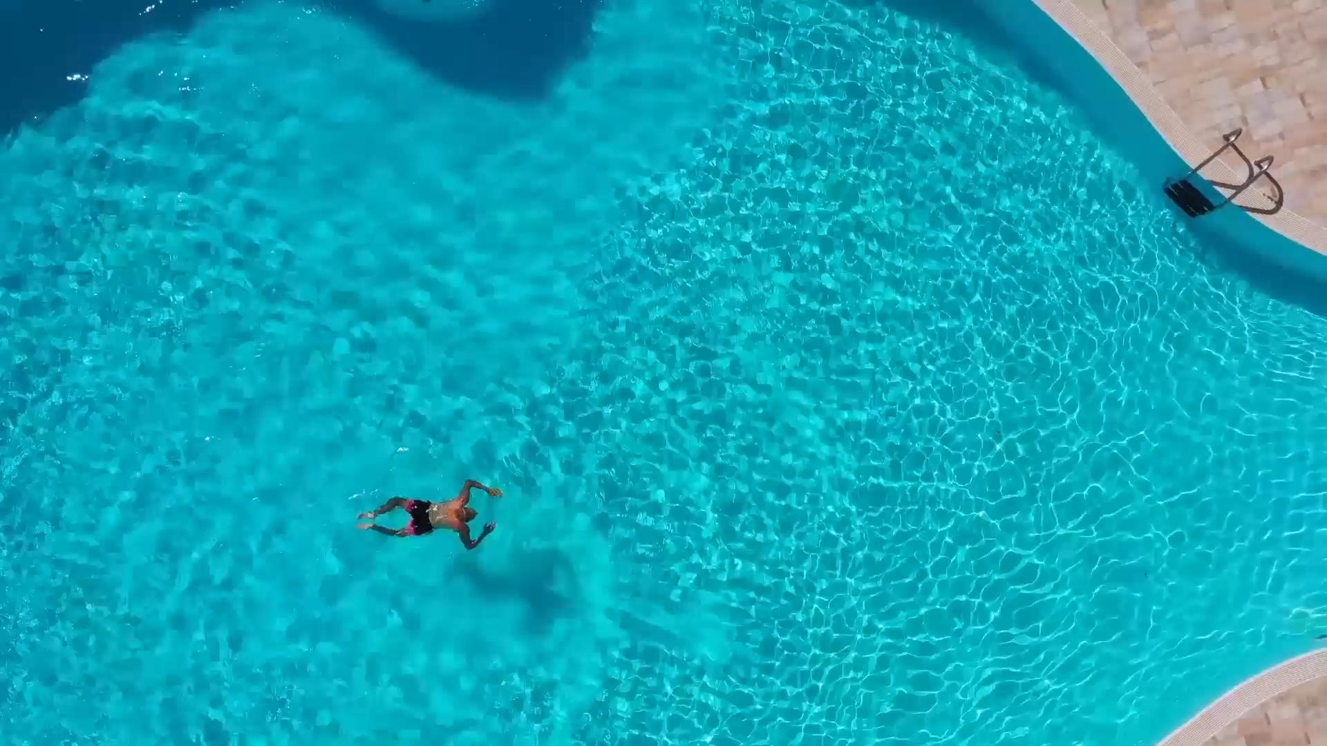 uomo in piscina2